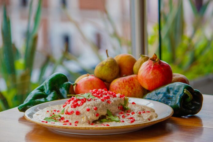 Con más de dos siglos de historia, el chile en nogada es uno de los tesoros gastronómicos más emblemáticos de Puebla.