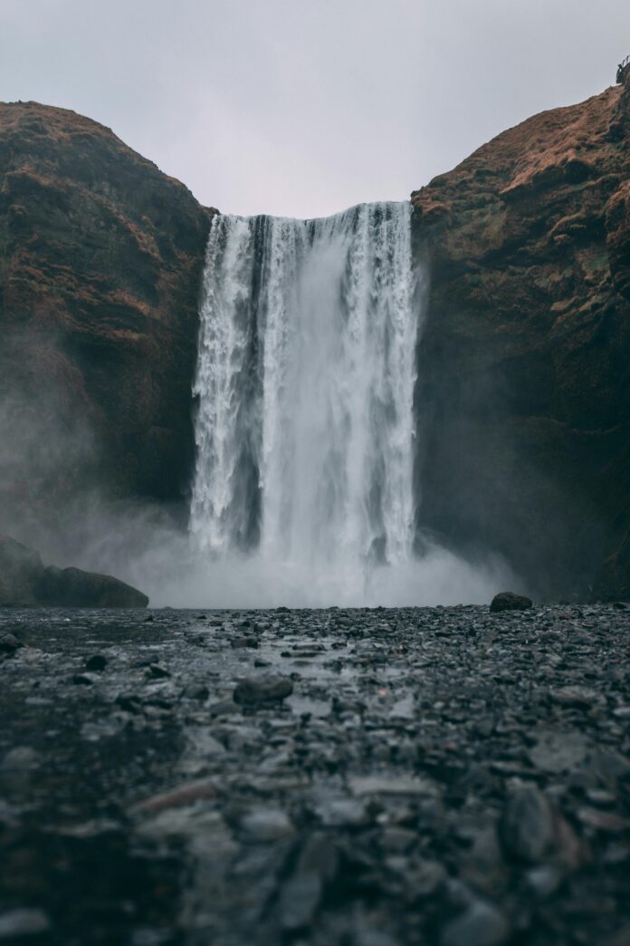 Enclavada en la Sierra Nororiental de Puebla, existe una joya natural poco conocida: un río que atraviesa diversos municipios serranos y da vida a una de las cascadas más sorprendentes del estado. Se trata del Valle de Apulco, ubicado a aproximadamente 150 kilómetros de la ciudad de Puebla, en dirección a Cuetzalan. Sus paisajes parecen sacados de una postal del norte de Europa, con escenarios que recuerdan a las cascadas de Noruega. Apulco es un destino ideal para los amantes de la naturaleza. Es un rincón lleno de paz, rodeado de montañas, bosques frondosos, flora y fauna silvestre, y caminos que invitan a la exploración. Uno de sus mayores atractivos es la Cascada La Olla, llamada así por la forma circular que toma su base, similar a una olla. Durante las mañanas, el vapor del agua crea un efecto visual que recuerda al de una olla hirviendo, haciendo honor a su nombre. De acuerdo con información turística local, esta cascada alcanza una altura promedio de 40 metros, aunque en temporada de lluvias su caudal aumenta considerablemente, lo que la hace aún más imponente. Rodeada de enormes formaciones rocosas y vegetación densa, La Olla posee una belleza que la asemeja a los paisajes del viejo continente. Su cauce cruza por debajo de la Finca Santa María Tres Arroyos, en Zacapoaxtla, y desemboca en la presa de Atotocoyan, en el municipio de Tlatlauquitepec. Este atractivo natural forma parte del área recreativa del Hostal Hacienda Apulco. Desde su mirador se puede apreciar la cascada en todo su esplendor, aunque también es posible acercarse al cauce del río para refrescarse. La hacienda ofrece múltiples actividades para disfrutar en familia o con amigos: área de juegos, paseos a caballo, rutas en bicicleta, asadores, alberca y, como toque distintivo, una pequeña destilería de aguardiente artesanal elaborado a partir de piloncillo. El acceso a esta área recreativa está disponible todos los días de 9:00 a 19:00 horas, y la entrada general tiene un costo accesible de 35 pesos por persona. Este rincón mágico se encuentra en el kilómetro 4.5 de la carretera Zacapoaxtla–Cuetzalan, en el estado de Puebla.
