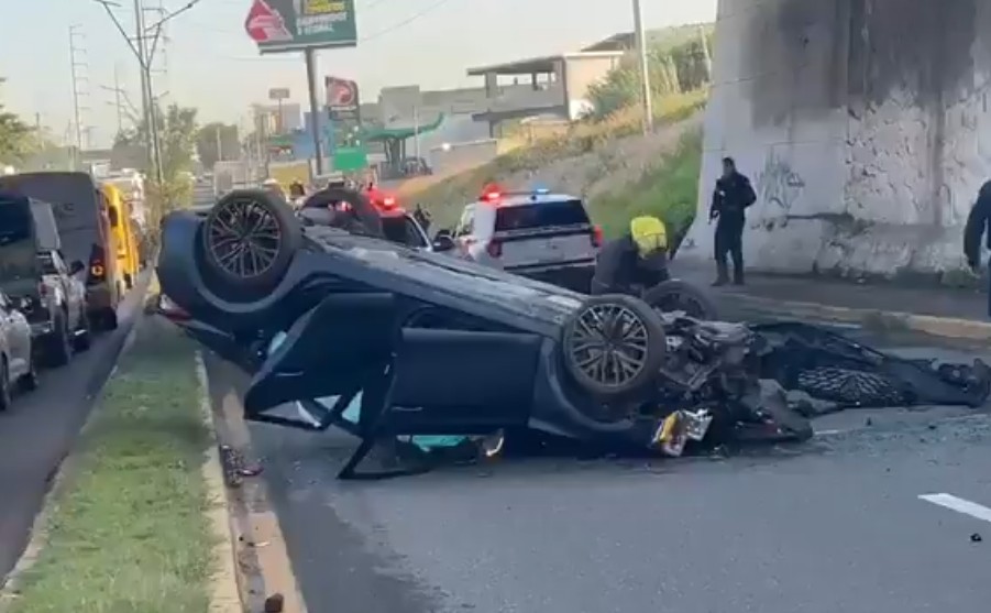 Auto cae de puente en la autopista México-Puebla y queda destrozado ...