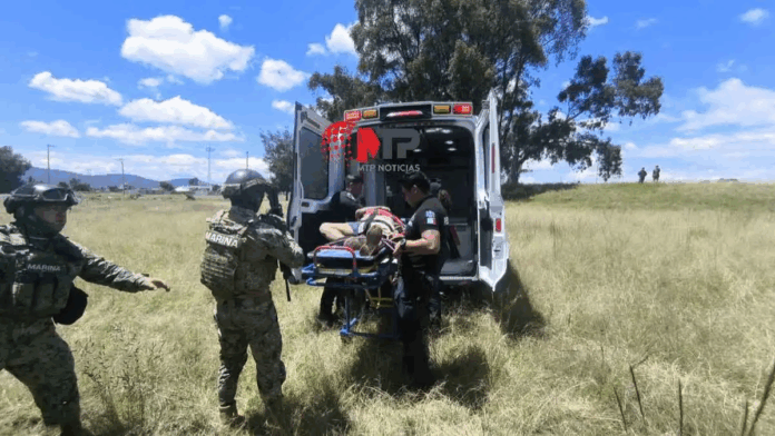 Un hombre guatemalteco cayó a una barranca en Amozoc, Puebla, al huir de disparos; sufrió fractura de cadera y clavícula. Autoridades lo trasladaron a un hospital.