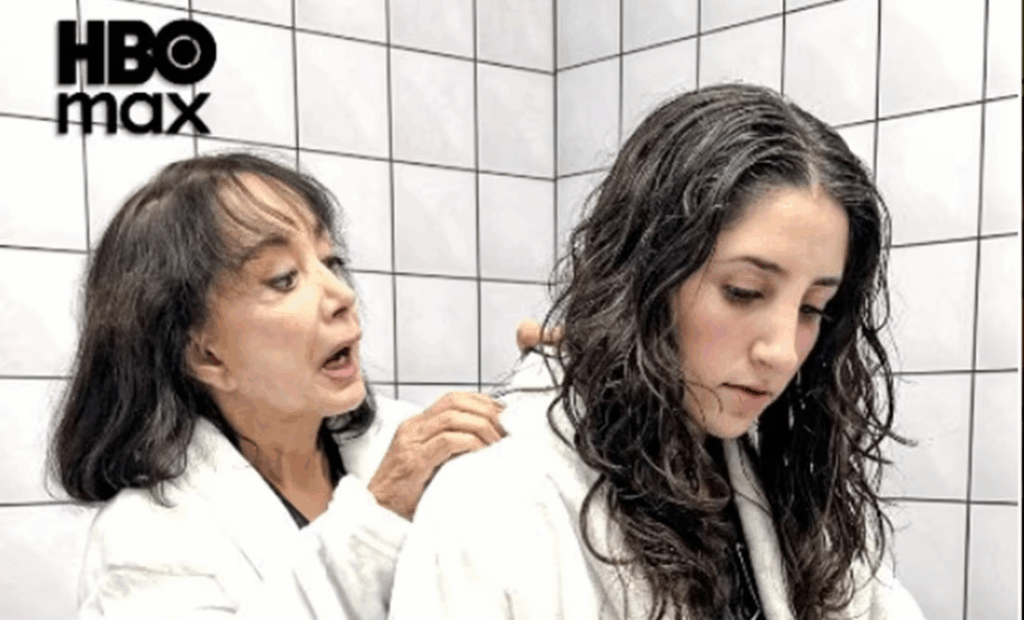 María Antonieta de las Nieves sorprende al “rejuvenecer” en una divertida parodia de La Sustancia junto a Paola Montes de Oca. El video viral conquistó a fans de todas las edades.