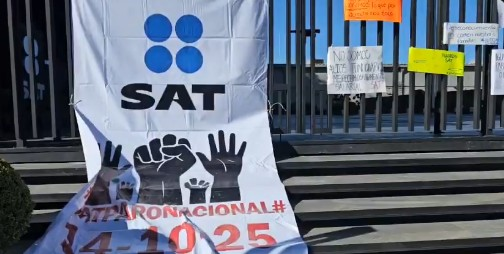 Empleados del SAT en Puebla se suman al paro nacional con pancartas en Vía Atlixcáyotl. Exigen respeto al incremento salarial, igualdad laboral y mejores condiciones de trabajo.