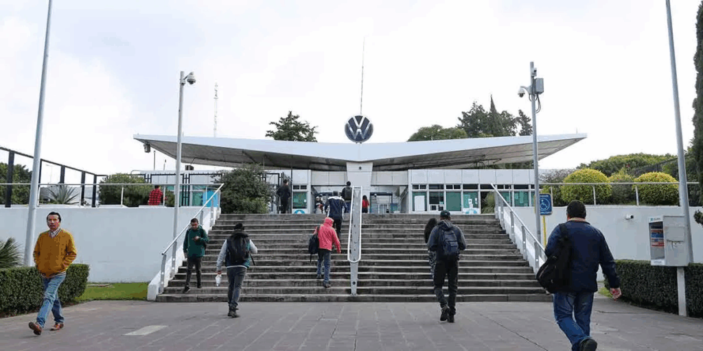 El posible despido de más de mil trabajadores en Volkswagen Puebla encendió las alarmas en la industria automotriz. La FROC-Conlabor advierte un “efecto dominó” que afectaría a proveedores y a la economía estatal.